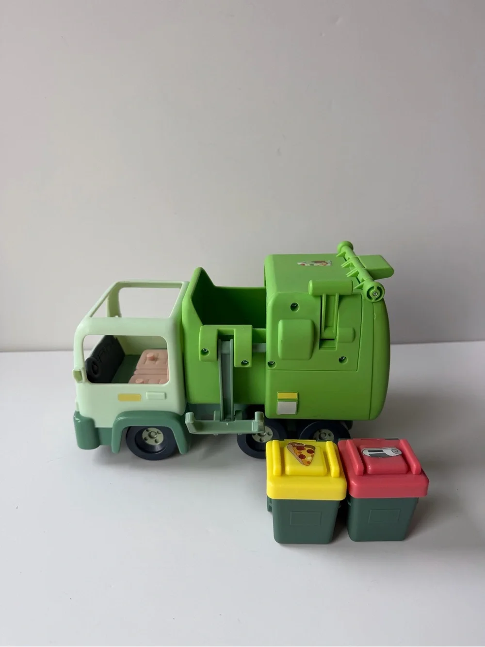Moose Toys Bluey Garbage Truck  with Two Garbage Bin Red/ Yellow Lid
